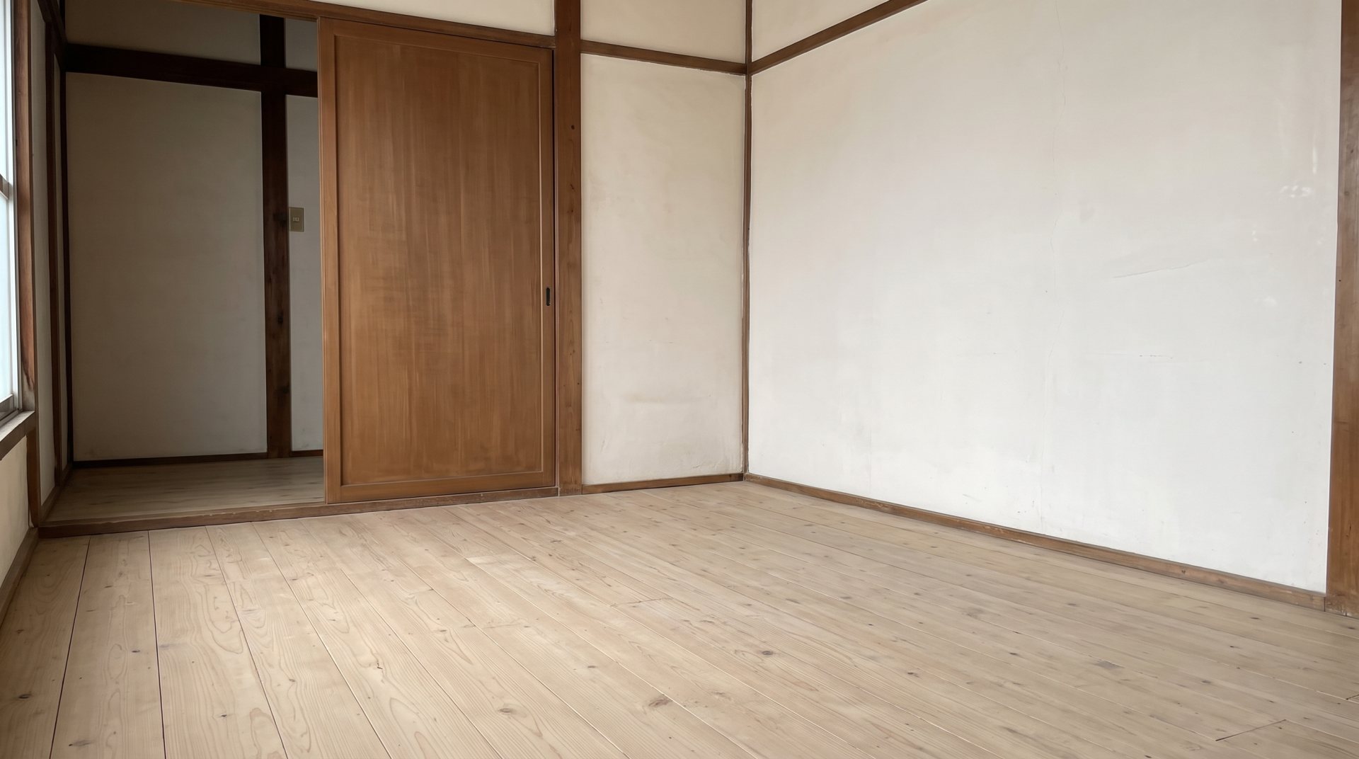 明るい白木の床と、木の板戸の部屋(AIで作った見本の画像)